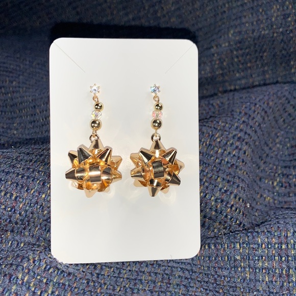 Hand Crafted 🎄 Holiday Themed Dangle Earrings - Picture 3 of 7